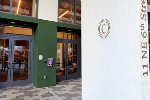 Condo in Miami, Florida, 2 bedrooms  № 2009926 - photo 10