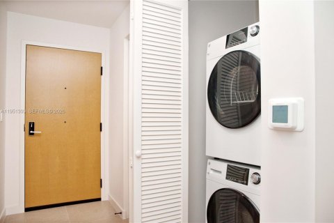 Condo in Miami, Florida, 2 bedrooms  № 2009926 - photo 4