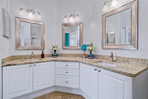 Condo in Clearwater, Florida, 2 bedrooms № 2197415 - photo 19