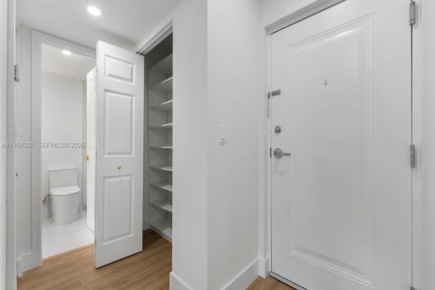 Condominio en venta en Miami, Florida, 1 dormitorio, 66.15 m2 № 2026263 - foto 14