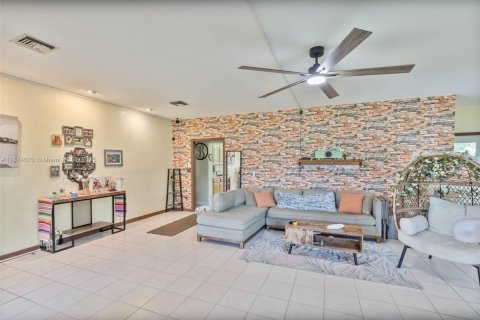 Casa en venta en Homestead, Florida, 3 dormitorios, 233.37 m2 № 1924985 - foto 4