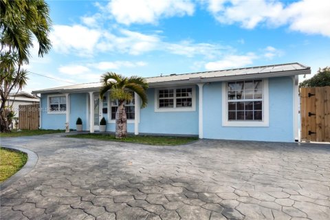 House in Deerfield Beach, Florida 3 bedrooms, 129.51 sq.m. № 2010993 - photo 2