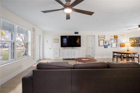 House in Deerfield Beach, Florida 3 bedrooms, 129.51 sq.m. № 2010993 - photo 7