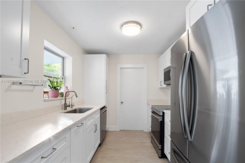 House in Deerfield Beach, Florida 3 bedrooms, 129.51 sq.m. № 2010993 - photo 8