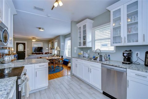 House in Tampa, Florida 4 bedrooms, 154.22 sq.m. № 1725654 - photo 11