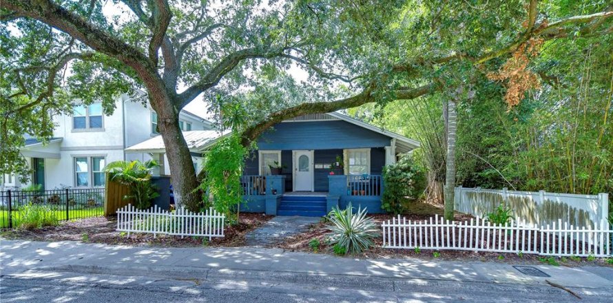 House in Tampa, Florida 4 bedrooms, 154.22 sq.m. № 1725654