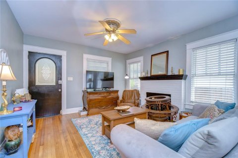 House in Tampa, Florida 4 bedrooms, 154.22 sq.m. № 1725654 - photo 4