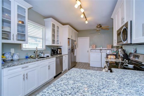 House in Tampa, Florida 4 bedrooms, 154.22 sq.m. № 1725654 - photo 8