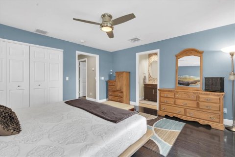 Commercial property in Saint Petersburg, Florida 4 bedrooms, 283.82 sq.m. № 1836865 - photo 19