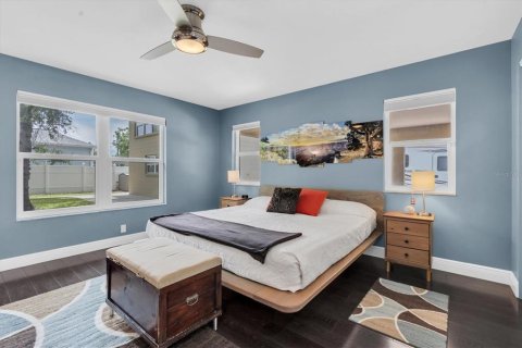 Commercial property in Saint Petersburg, Florida 4 bedrooms, 283.82 sq.m. № 1836865 - photo 17