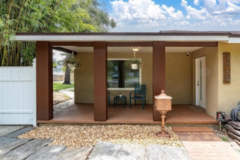 Commercial property in Saint Petersburg, Florida 4 bedrooms, 283.82 sq.m. № 1836865 - photo 4
