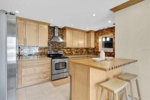 Commercial property in Saint Petersburg, Florida 4 bedrooms, 283.82 sq.m. № 1836865 - photo 12