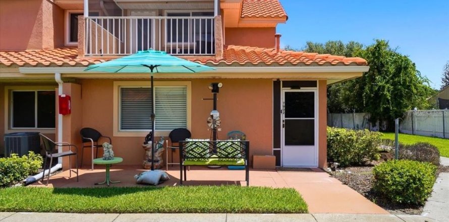Condominio en Winter Haven, Florida, 2 dormitorios  № 2211460