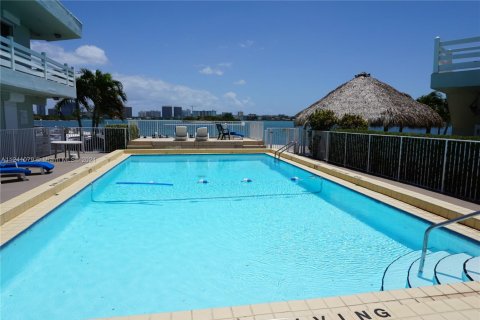 Condo in North Miami, Florida, 2 bedrooms  № 1703299 - photo 20
