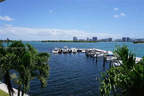 Condo in North Miami, Florida, 2 bedrooms  № 1703299 - photo 2