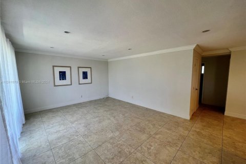Condo in North Miami, Florida, 2 bedrooms  № 1703299 - photo 5
