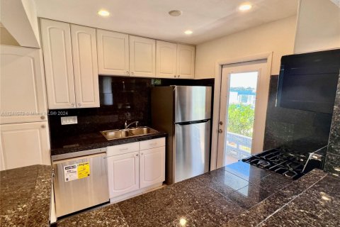 Condo in North Miami, Florida, 2 bedrooms  № 1703299 - photo 9