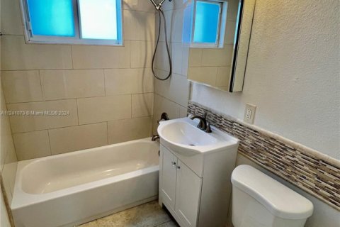 Condo in North Miami, Florida, 2 bedrooms  № 1703299 - photo 11