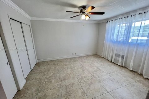 Condo in North Miami, Florida, 2 bedrooms  № 1703299 - photo 13
