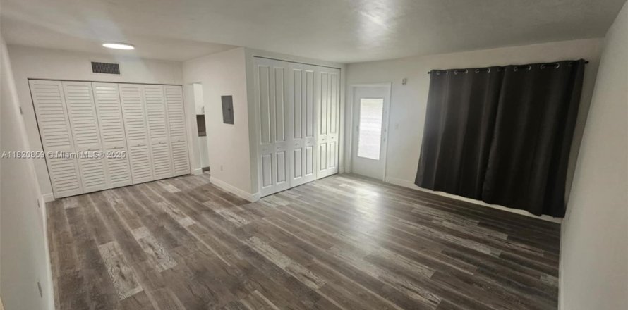 Condominio en North Miami, Florida, 1 dormitorio № 1779097