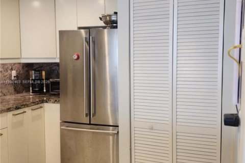 Condo in Miami, Florida, 1 bedroom  № 2045071 - photo 16