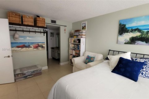 Condo in Miami, Florida, 1 bedroom  № 2045071 - photo 20