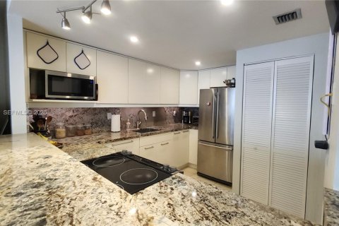 Condo in Miami, Florida, 1 bedroom  № 2045071 - photo 13