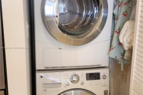 Condo in Miami, Florida, 1 bedroom  № 2045071 - photo 17