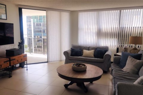 Condo in Miami, Florida, 1 bedroom  № 2045071 - photo 11