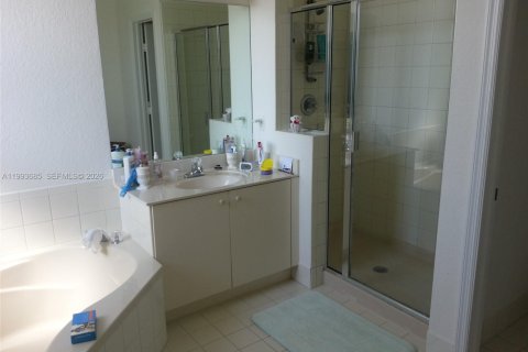 Купить таунхаус в Дорал, Флорида 4 спальни, 211.54м2, № 2065249 - фото 7