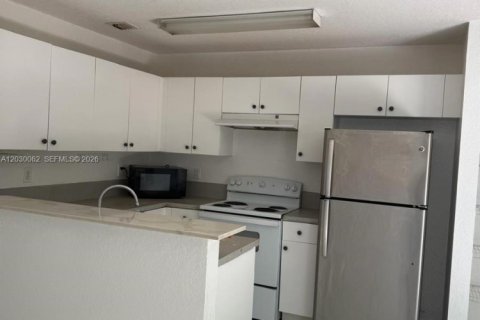 Adosado en alquiler en Hollywood, Florida, 3 dormitorios, 133.78 m2 № 2085020 - foto 2