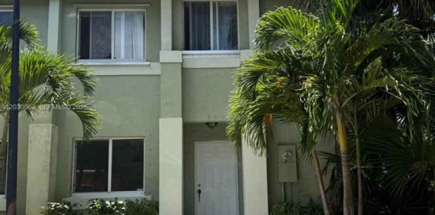 Adosado en Hollywood, Florida 3 dormitorios, 133.78 m2 № 2085020