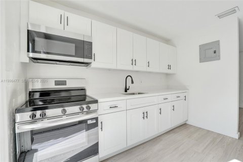 House in Fort Lauderdale, Florida 3 bedrooms, 92.9 sq.m. № 2058423