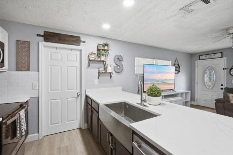 Villa ou maison à vendre à Tampa, Floride: 4 chambres, 141.21 m2 № 2198197 - photo 10