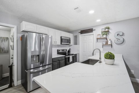 Villa ou maison à vendre à Tampa, Floride: 4 chambres, 141.21 m2 № 2198197 - photo 6