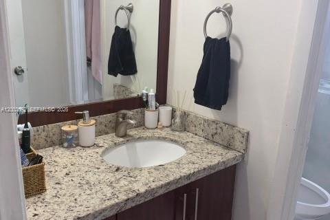 Apartamento en alquiler en Miami, Florida, 2 dormitorios, 79.43 m2 № 2066891 - foto 3