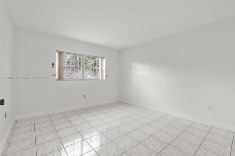Снять в аренду таунхаус в Майами, Флорида 3 спальни, 100.43м2, № 1957280 - фото 11
