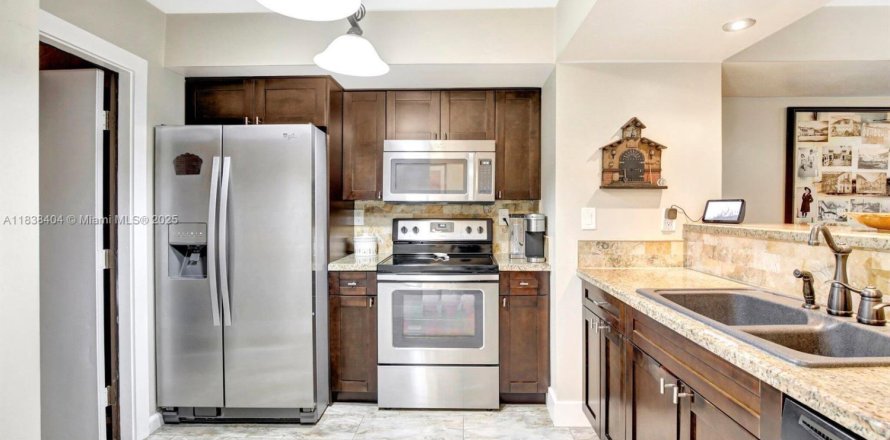 Townhouse in Pembroke Pines, Florida 3 bedrooms, 122.26 sq.m. № 1823925