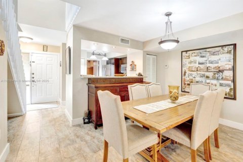 Townhouse in Pembroke Pines, Florida 3 bedrooms, 122.26 sq.m. № 1823925 - photo 5