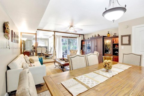 Townhouse in Pembroke Pines, Florida 3 bedrooms, 122.26 sq.m. № 1823925 - photo 4