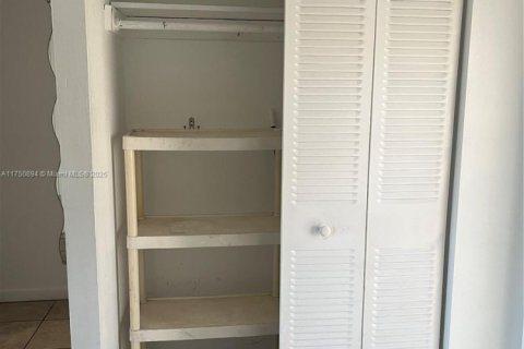 Condo in Sunrise, Florida, 1 bedroom  № 1729509 - photo 11