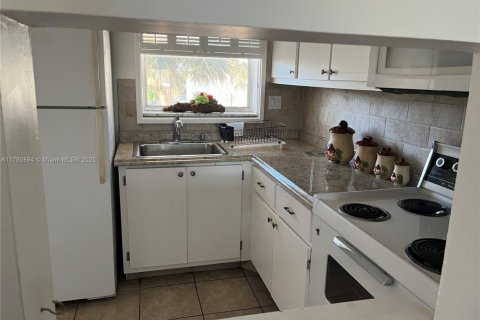 Condo in Sunrise, Florida, 1 bedroom  № 1729509 - photo 2