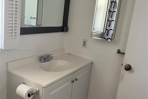 Condo in Sunrise, Florida, 1 bedroom  № 1729509 - photo 9