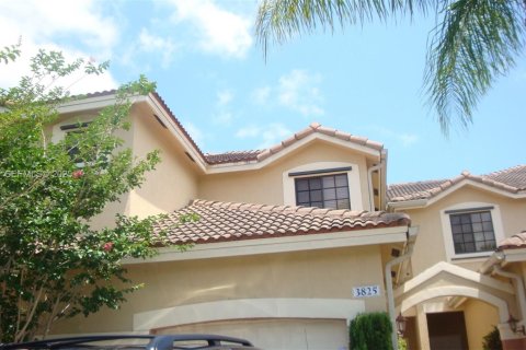 Снять в аренду таунхаус в Уэстон, Флорида 3 спальни, 149.11м2, № 1990869 - фото 3