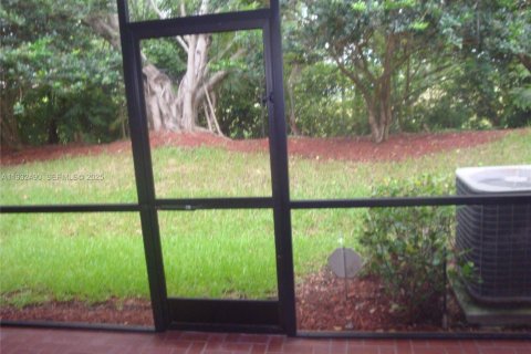 Снять в аренду таунхаус в Уэстон, Флорида 3 спальни, 149.11м2, № 1990869 - фото 6