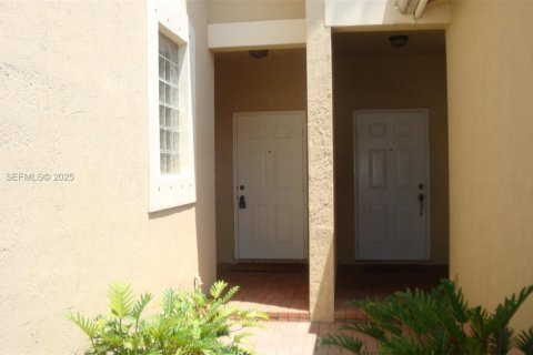 Снять в аренду таунхаус в Уэстон, Флорида 3 спальни, 149.11м2, № 1990869 - фото 4