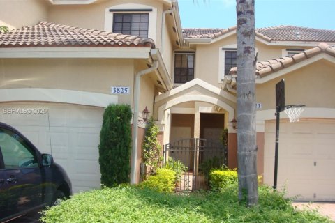 Снять в аренду таунхаус в Уэстон, Флорида 3 спальни, 149.11м2, № 1990869 - фото 2