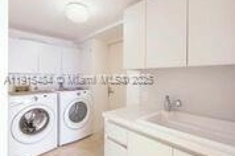 Condo in Miami, Florida, 2 bedrooms  № 2052736 - photo 16