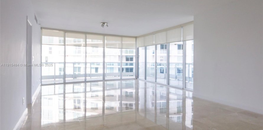 Condo in Miami, Florida, 2 bedrooms  № 2052736