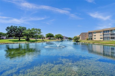 Condo in Sunrise, Florida, 2 bedrooms  № 1970567 - photo 2